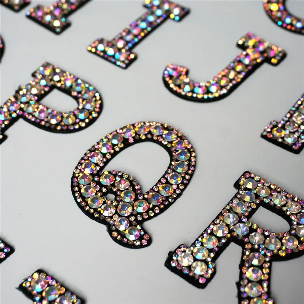 Lettere di strass Alfabeto ABC Cucire toppe termoadesive Arcobaleno Brillante Distintivi per nome Abito fai da te Jeans Scarpe Appliques Decorazione