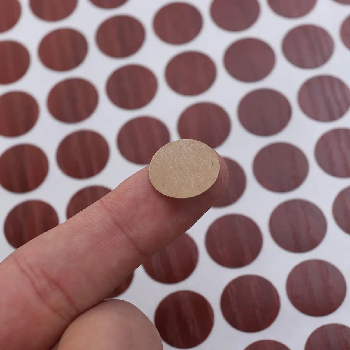 96 Pezzi Tappi Impermeabili per Fori per Viti, Adesivi in PVC Antiscivolo con Motivo Legno, Facili da Applicare e Rimuovere, Coprifici per Riparazione Mobili