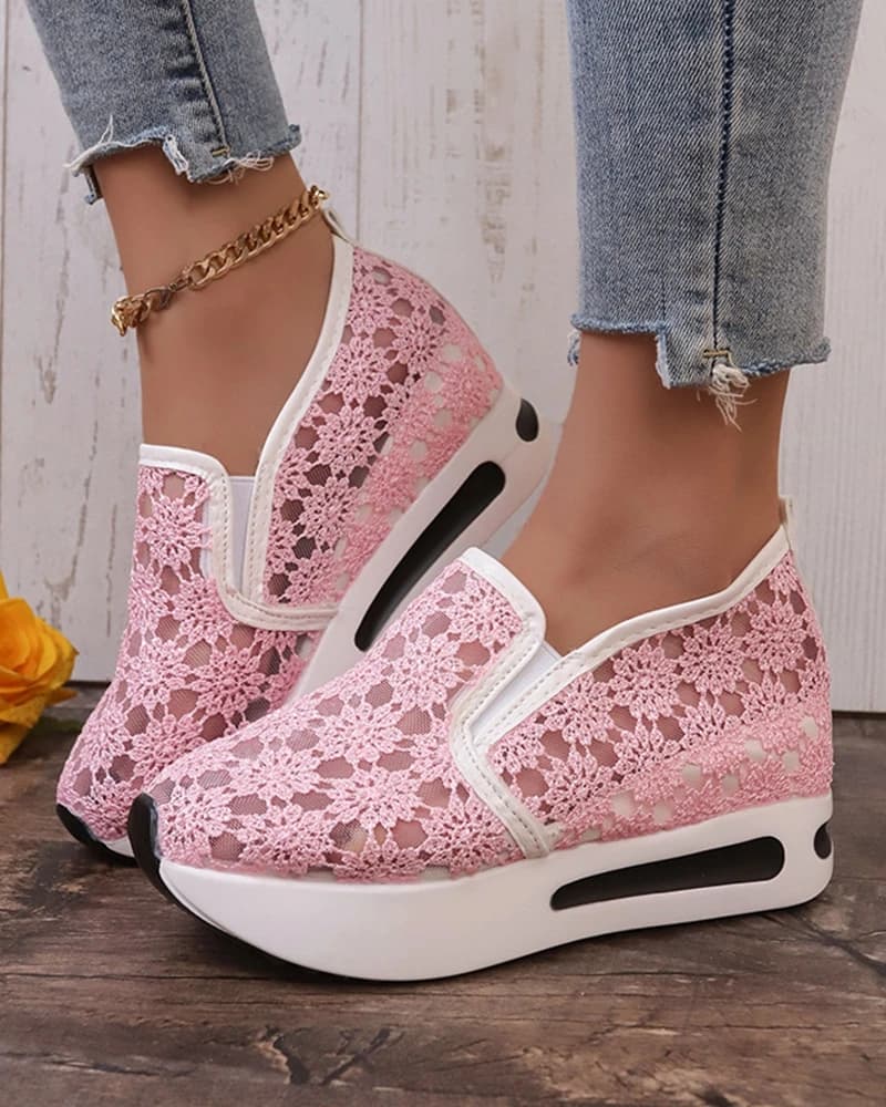 2025 nuove scarpe da ginnastica con plateau slip-on in rete di pizzo da donna scarpe casual con ascensore traspirante con suola in gomma spessa estate stile coreano