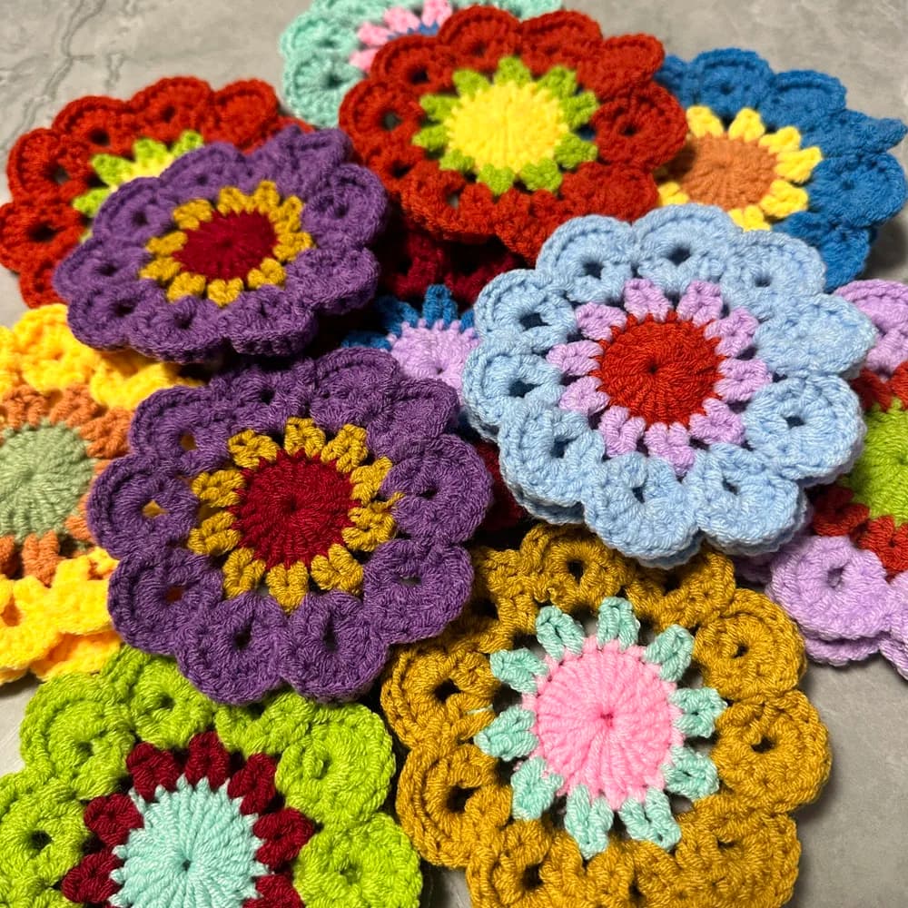 Sottobicchieri con fiori fatti a mano Ganci all'uncinetto fai-da-te Borse Materiali per abbigliamento Design di abbigliamento per bambini fatto in casa Tampone resistente al calore 10 cm