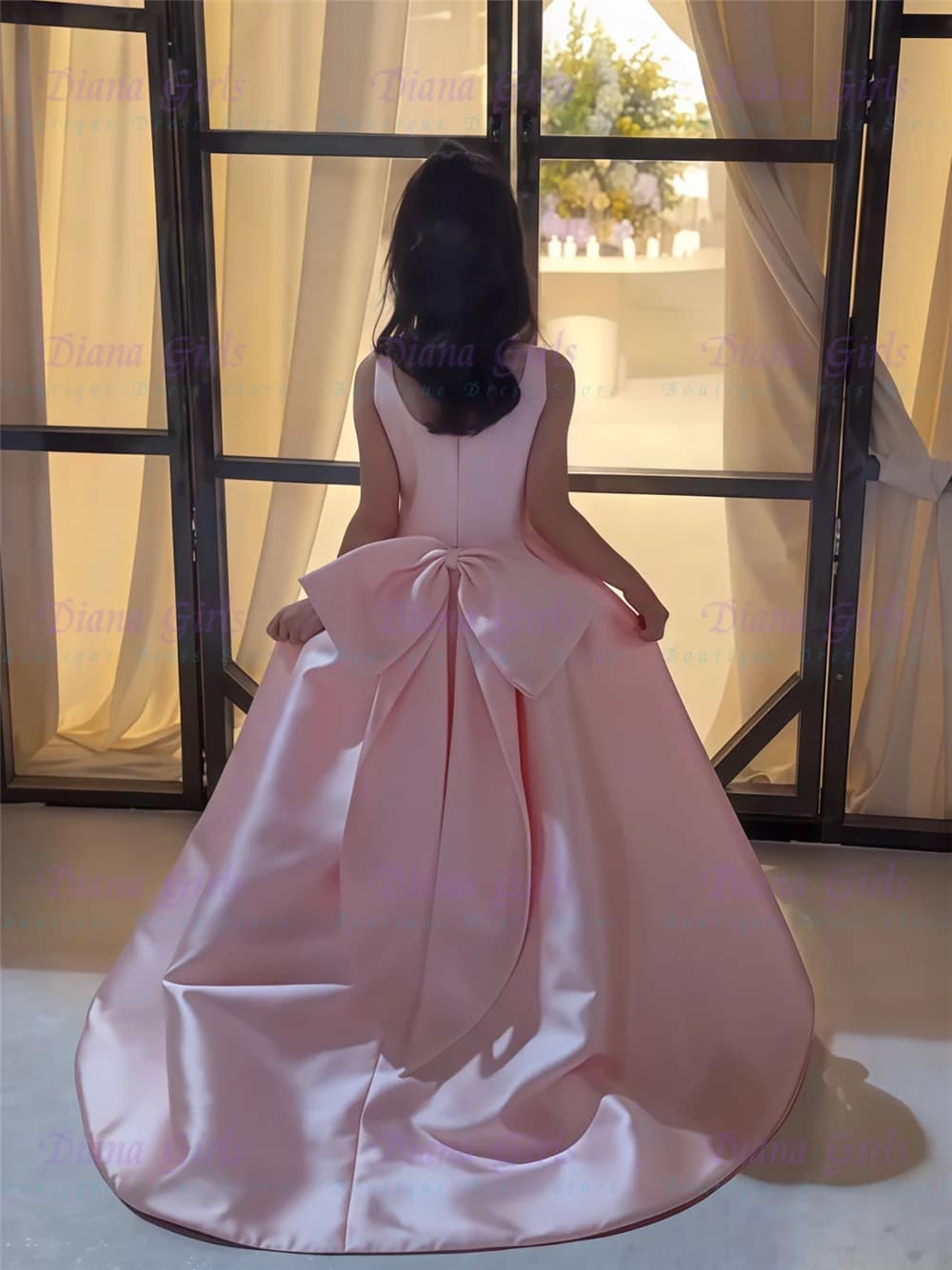 Splendido Abito da Damigella in Raso Rosa Soffice con Grande Fiocco e Strascico Lungo per Matrimoni, Feste di Compleanno, Balli e Serate Eleganti