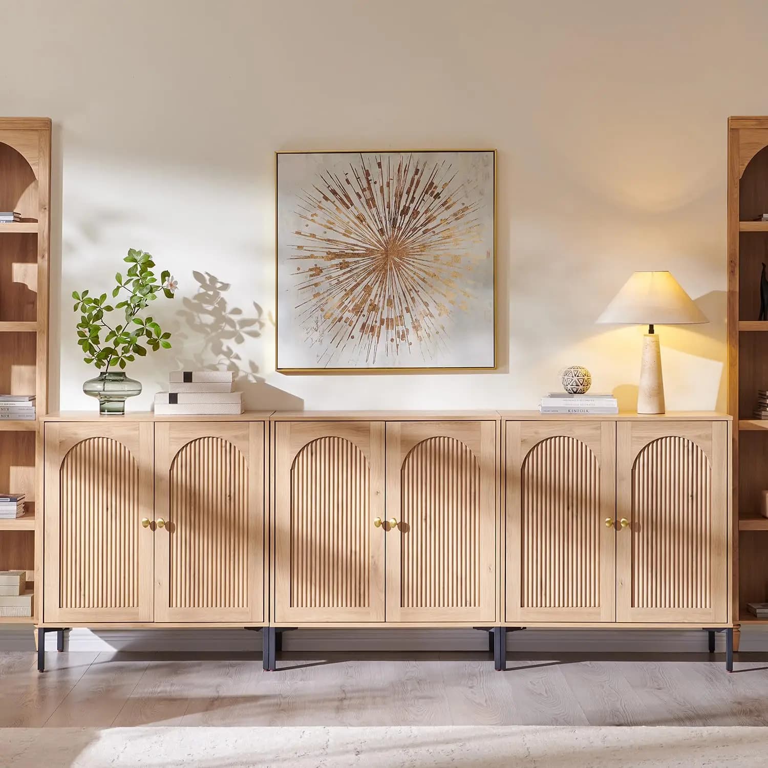 Mobile buffet moderno con spazio contenitivo, credenza scanalata ad arco da 235 cm con ripiani regolabili, modulare in legno, personalizzabile