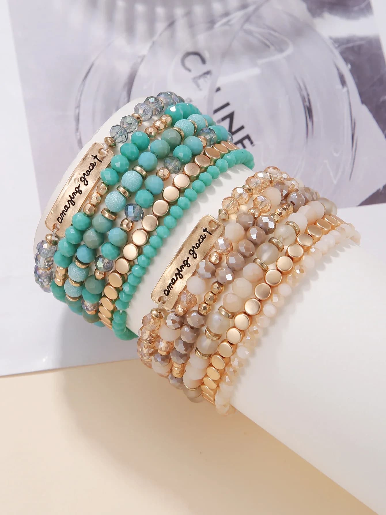 Set di braccialetti elastici a strati con perline per donna con ciondolo inciso