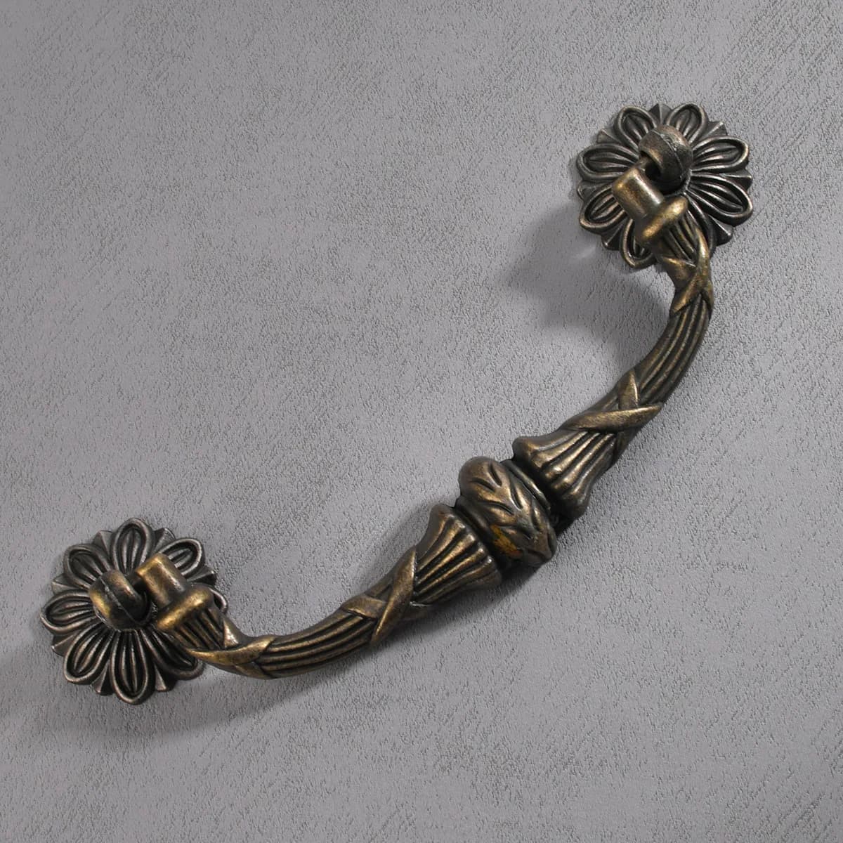 Nuova decorazione cinese Cassetto antico Bronzo Semplice maniglia europea Distanza tra i fori di 124 mm.