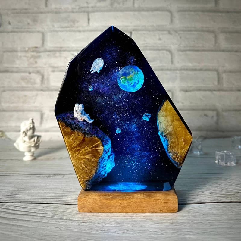 Stazione spaziale Organismo Lampada da tavolo in resina Lampada decorativa artistica creativa Tema astronauti terrestri Luce notturna a 7 colori Carica USB