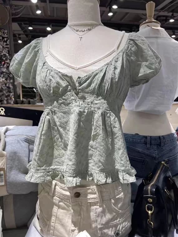 T-shirt corta con ricamo floreale Bottoni da donna Scollo a V Manica a sbuffo Volant Maglietta in cotone Estate Solido Dolce e carino Crop Top Y2k