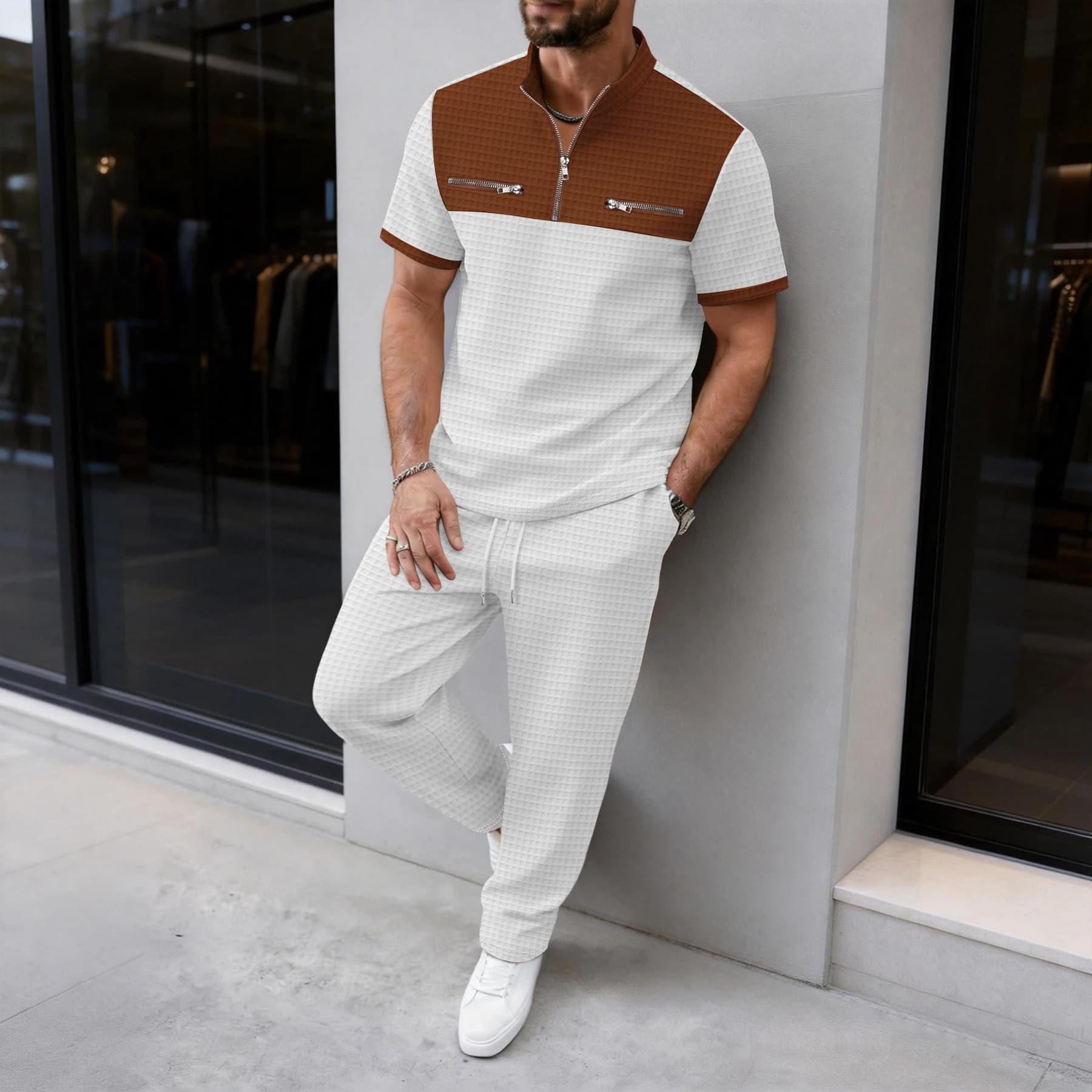Completo Casual da Uomo Navy a 2 Pezzi, T-Shirt Marrone con Mezza Zip e Pantaloni con Coulisse, Outfit Streetwear