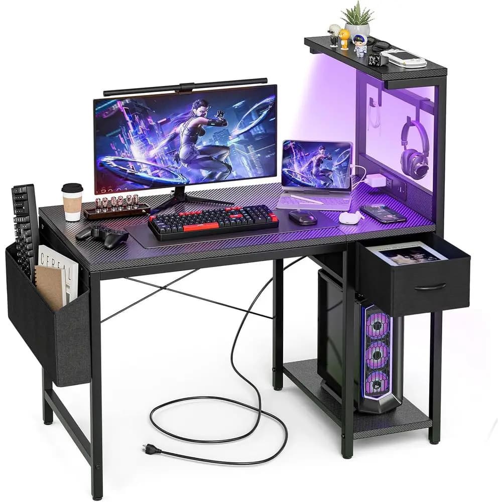 Scrivania da Gaming 40 Pollici con Presa di Corrente, Luce LED, Ripiani Reversibili e Spazio per PC e Ufficio Domestico in Fibra di Carbonio Nera