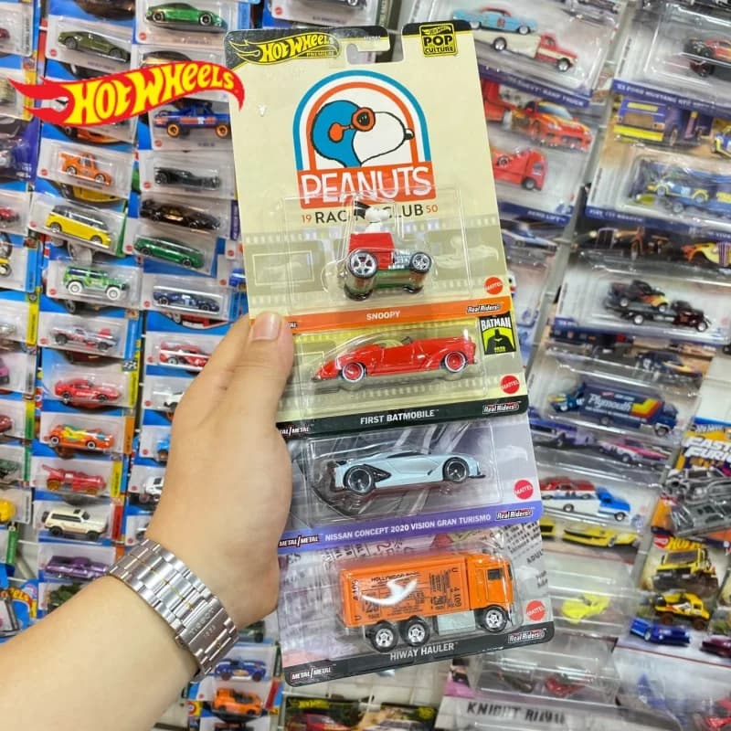 Hot Wheels HXD63-B NISSAN CONCEPT 2020 SNOOPY FIRSTBATMOBILE Raccogliere Giocattoli Auto per Bambini Modello di Auto 1/64 Pop Culture Ragazzo Regalo