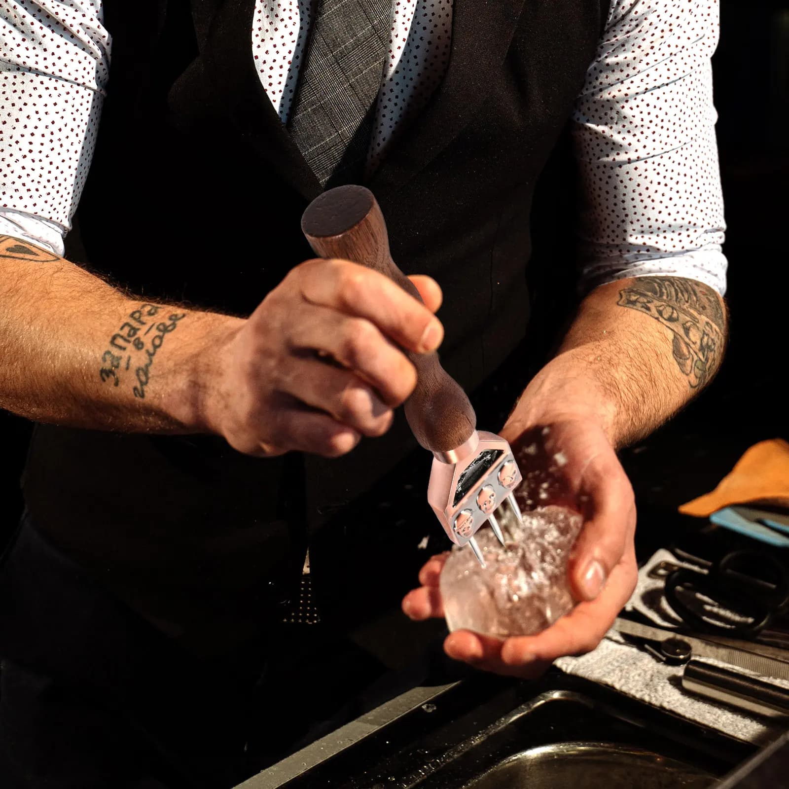 Sgusciatore per Ghiaccio in Acciaio Inossidabile con Manico in Legno, Strumento da Barman a 3 Punte per Rompere il Ghiaccio in Blocchi, Gadget da Cucina Portatile per Casa e Bar