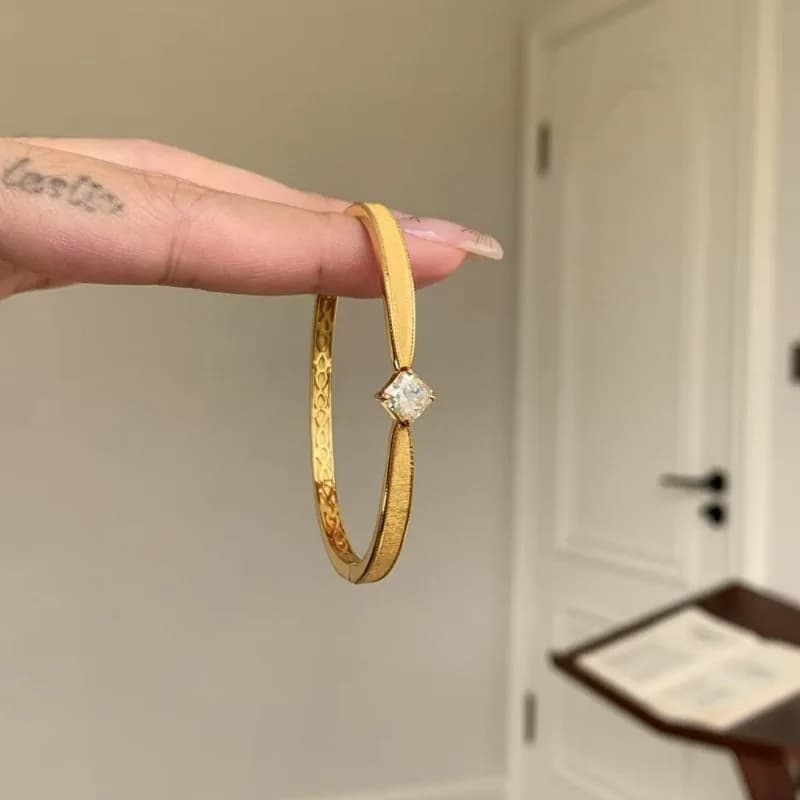 Bracciale con diamanti quadrati principessa minimalista di fascia alta retrò di lusso leggero, braccialetti con texture spazzolata, regalo di gioielli per feste