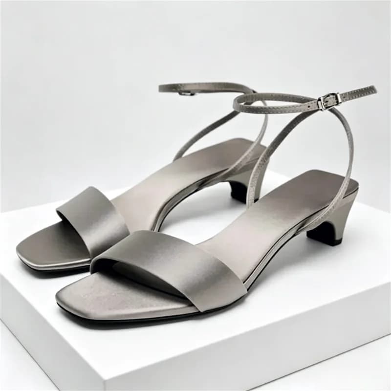 Elegant sandals with heel and ankle strap with square tip for women Sexy summer shoes with open tip and low and wide heel, comfortable shoes signed in satin for women