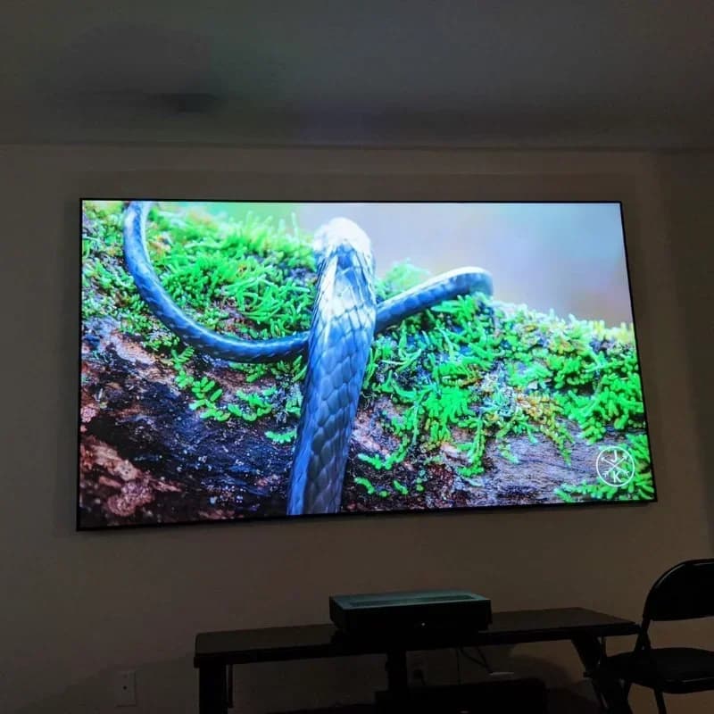 Schermo per proiettore PET Crystal CBSP 4K 120 pollici a telaio fisso, a ottica ultra corta (UST), con tecnologia CLR (Crystal Light Rejecting) per la riduzione della luce ambientale (ALR)