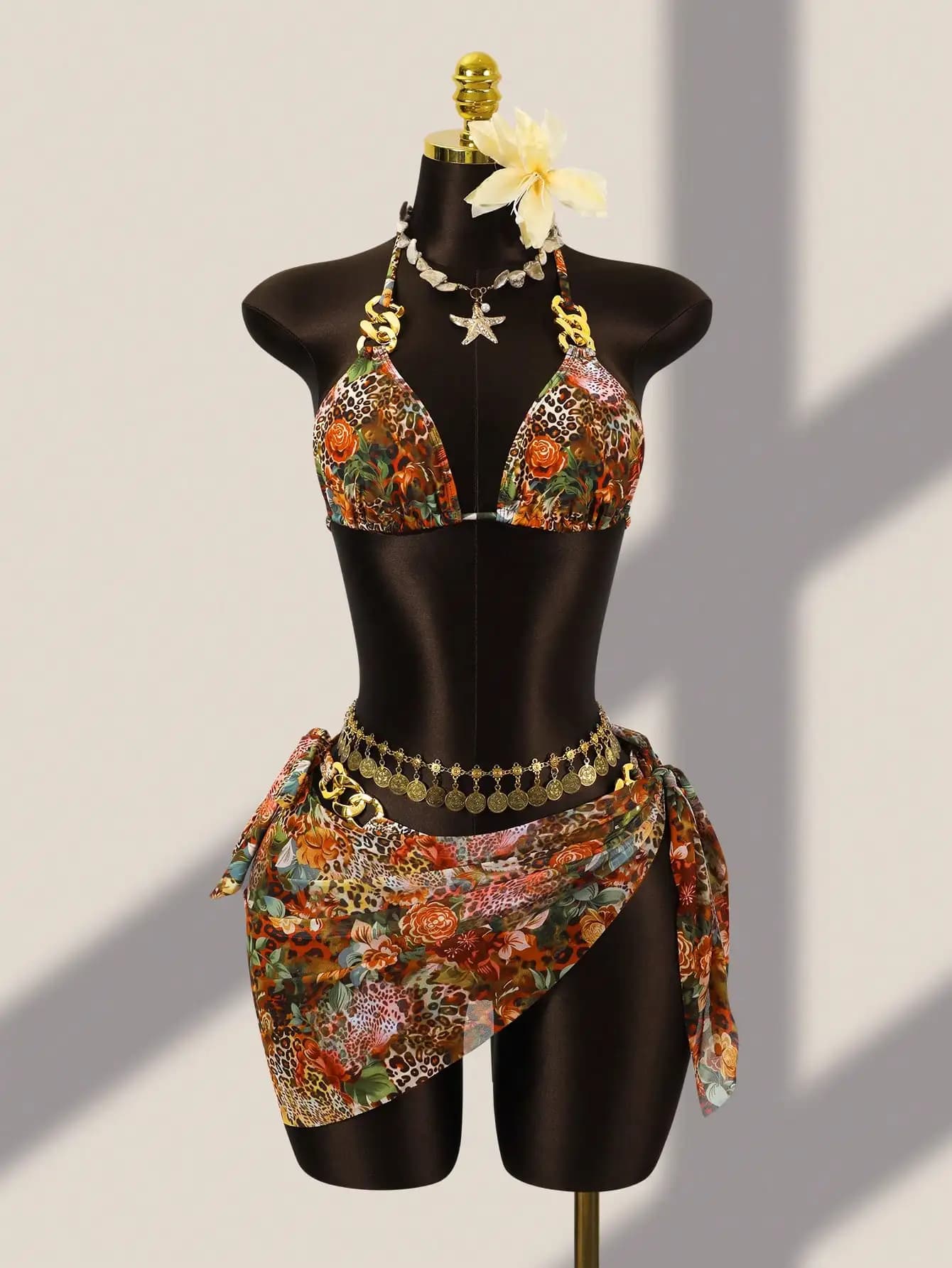 Bikini con stampa leopardata e floreale, con cintura a catena con monete e gonna avvolgente per le vacanze al mare