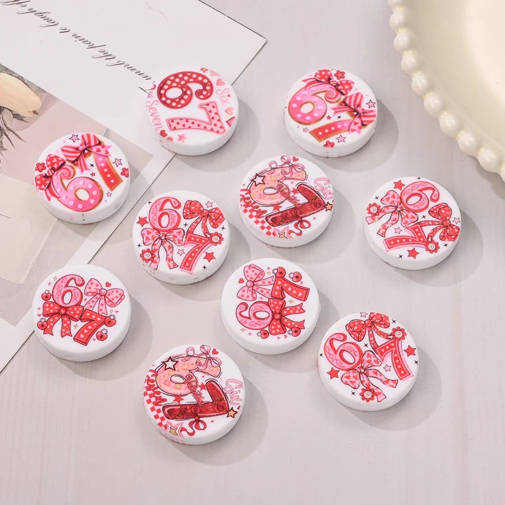 6 Pezzi Perline Massaggiagengive in Silicone da 28mm, Fiocco Rosso con Numero 67 Stampato, Sciolte per Fai da Te, Accessori per Catenelle Portaciuccio, Braccialetti Massaggiagengive