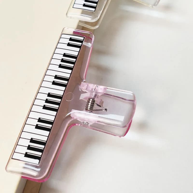1Pc Stile musicale Modello di pianoforte Clip in acrilico trasparente Punteggio di pianoforte Morsetto per raccoglitore fisso Cartella per ufficio Organizzatore di carta per test per studenti