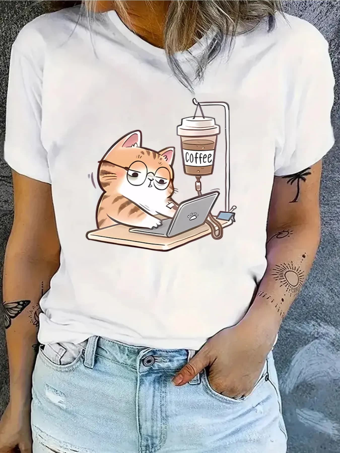 T-shirt casual da donna con scollo rotondo e stampa di un gatto che lavora sul computer portatile, top estivo a maniche corte in stile Harajuku.