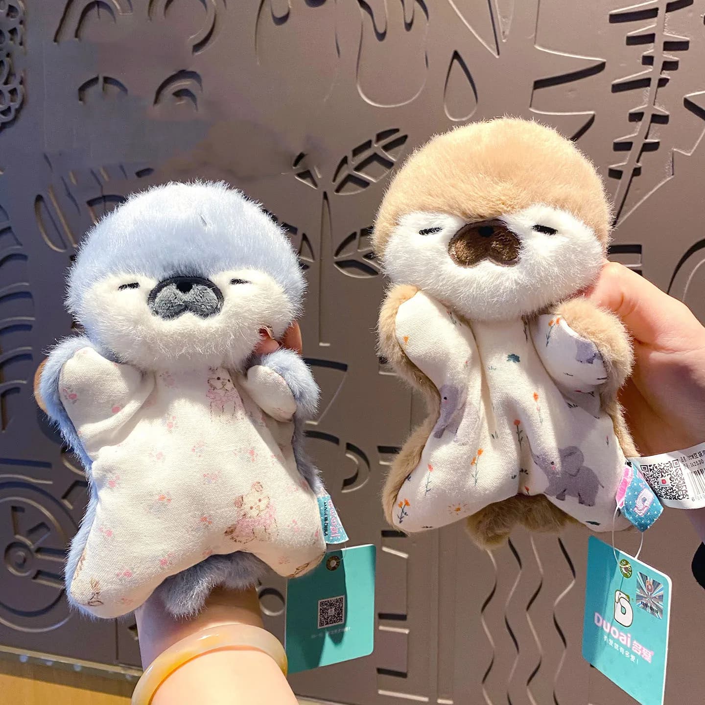 Portachiavi con simpatico pupazzo di peluche a forma di foca da 18 cm con occhi socchiudenti, motivo a cucciolo, elefante e fiori, cuscino per polso a forma di animale