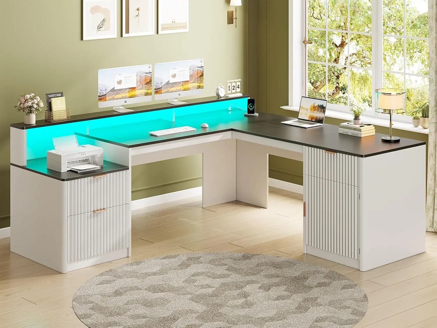 Scrivania a L da 66 Pollici con Cassetti, Armadietto Portadocumenti, Ripiano per Stampante, Supporto Monitor, Prese di Corrente LED, Bianca, Personalizzabile