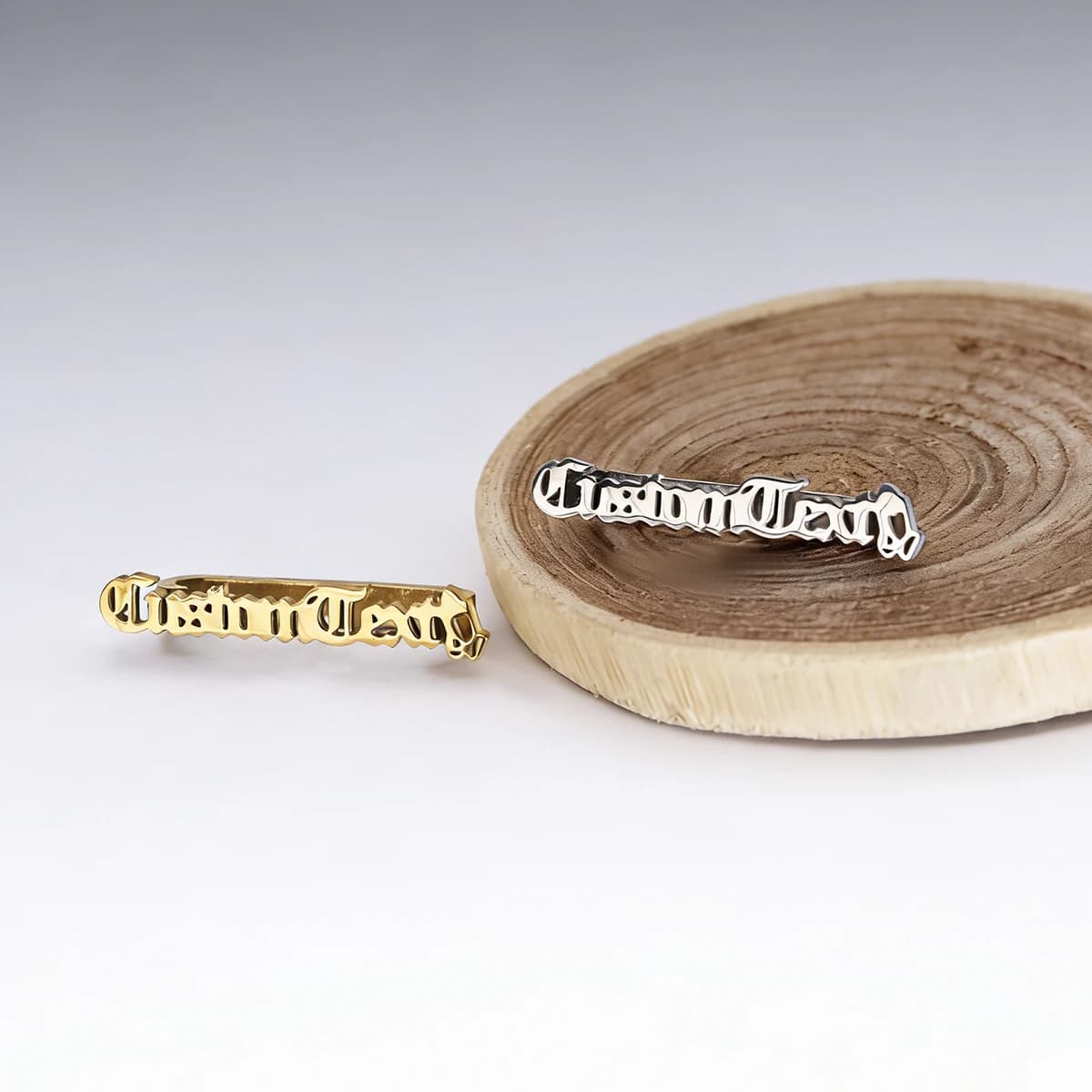 Anello Decorativo Personalizzato Todorova per Cinturino Orologio con Nome in Corsivo Gotico, Accessorio Gioiello per Cinturino Smartwatch in Silicone