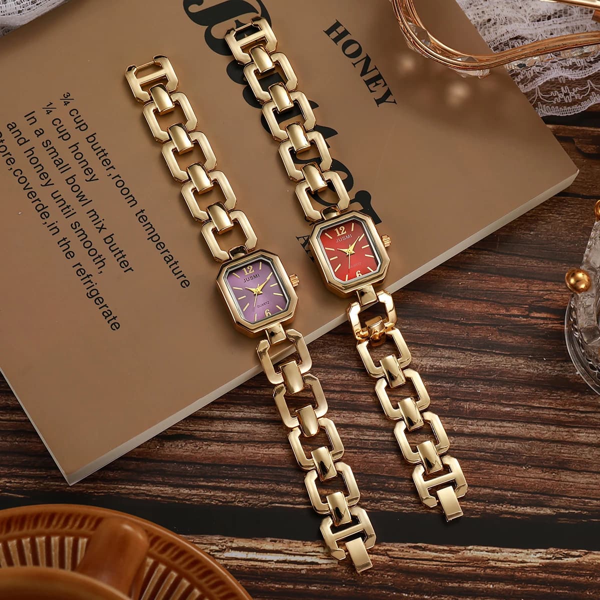 The new women's watch with fashionable steel strap is a niche style, versatile, elegant and high-end for women