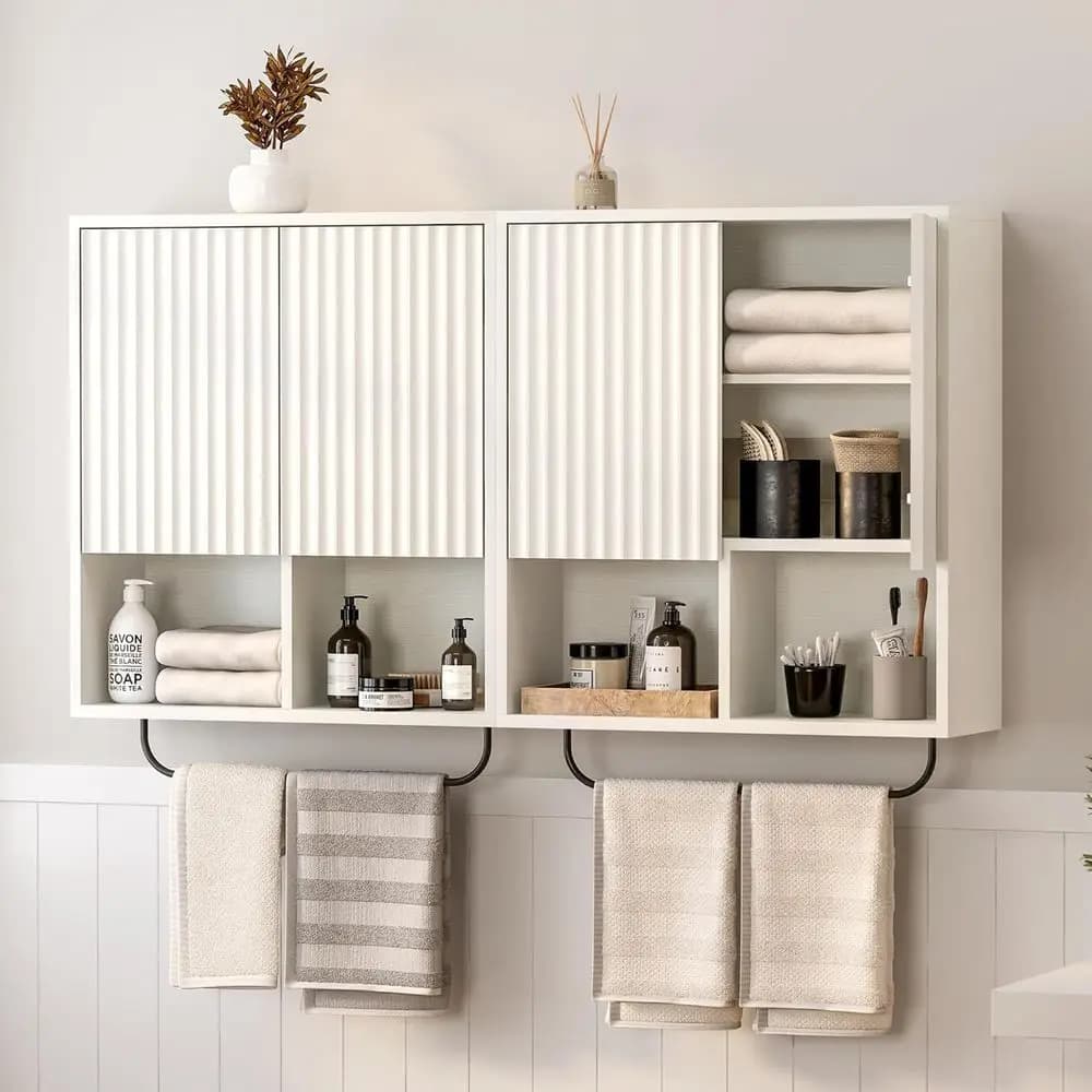 Mobiletto da Bagno in Legno a 2 Ante con Ripiani Regolabili e Portasciugamani, Bianco, Stile Sospeso a Parete