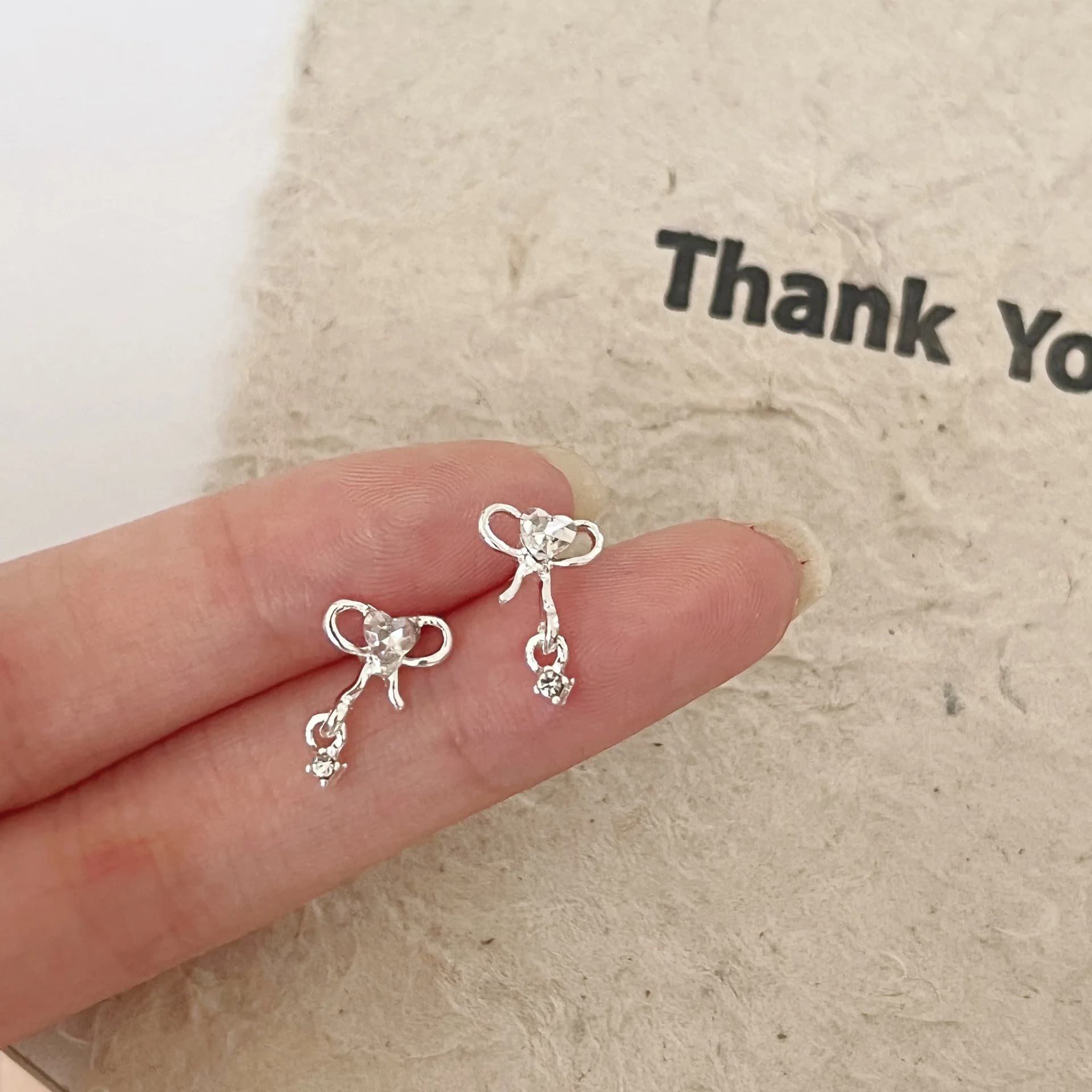 Orecchini con fiocco di diamanti scintillanti per donna, piccoli e delicati, orecchini dolci dal design unico, stile coreano, orecchini versatili per tutti i giorni