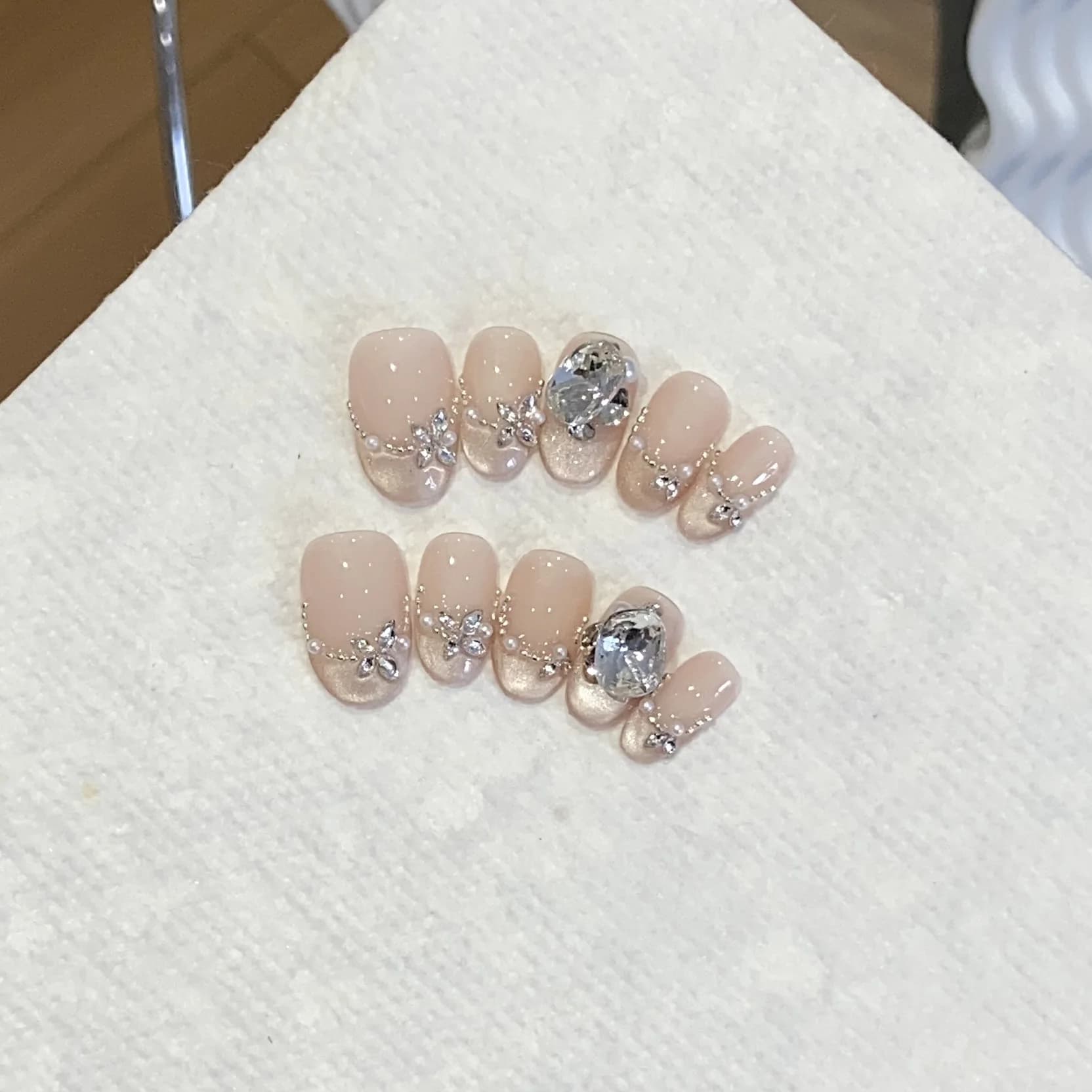 10 Pz Nude Cat Eye Stampa fatta a mano sulle unghie Unghie finte corte di mandorla Perla Glitter Diamante Bowknot Unghie finte Punta per nail art francese
