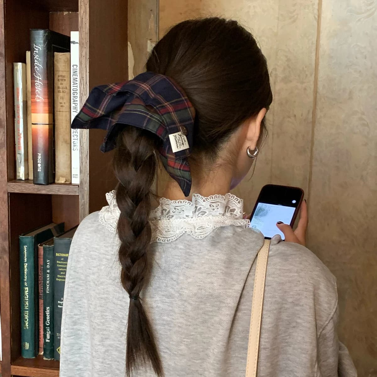 1 Pezzo Scrunchie a Quadri - Stile Collegiale Britannico, Elastico per Capelli Versatile con Bottone, Elastico per Coda di Cavallo Bassa, Accessorio per Capelli