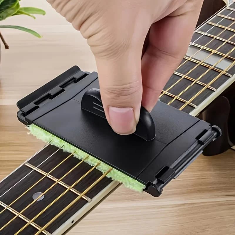 Confezione da 2 strumenti neri per la pulizia delle corde della chitarra, adatti per chitarre acustiche, chitarre elettriche, ukulele e bassi, con un morbido cuscinetto in microfibra per una facile manutenzione quotidiana