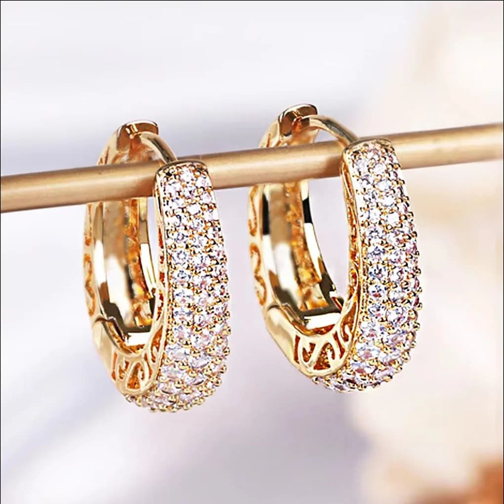 Huitan Orecchini a cerchio color oro cavo per le donne Pavimentati Abbaglianti CZ Pietra Orecchini a cerchio femminili alla moda di lusso Gioielli di dichiarazione