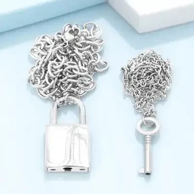 Collana con Ciondolo a Forma di Chiave e Lucchetto, 2 Pezzi, Gioiello Elegante in Lega Metallica per Uomo e Donna, Regalo alla Moda