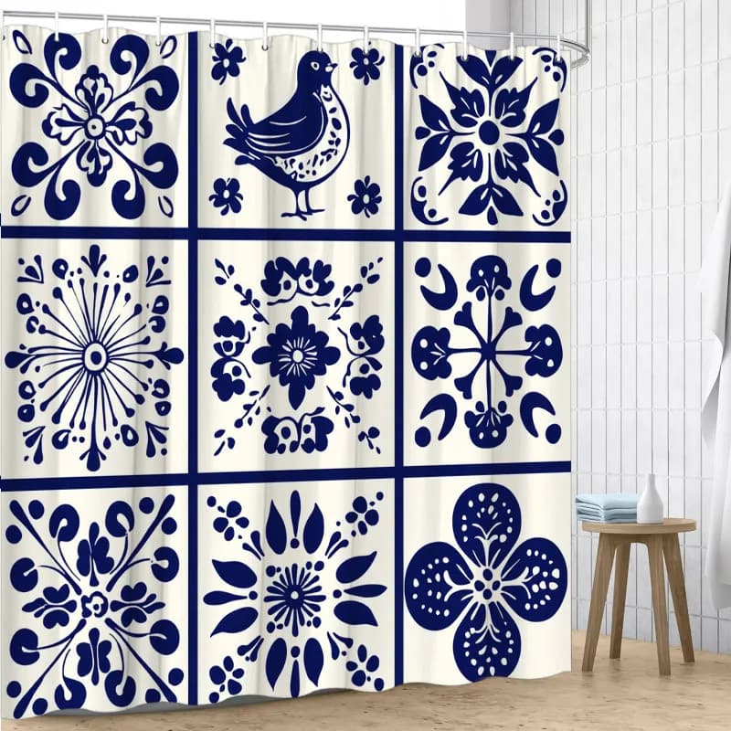 Tenda da doccia con piastrelle floreali blu - Motivi di uccelli e fiori, simmetria intricata su bianco, design tradizionale in porcellana, 12 ganci