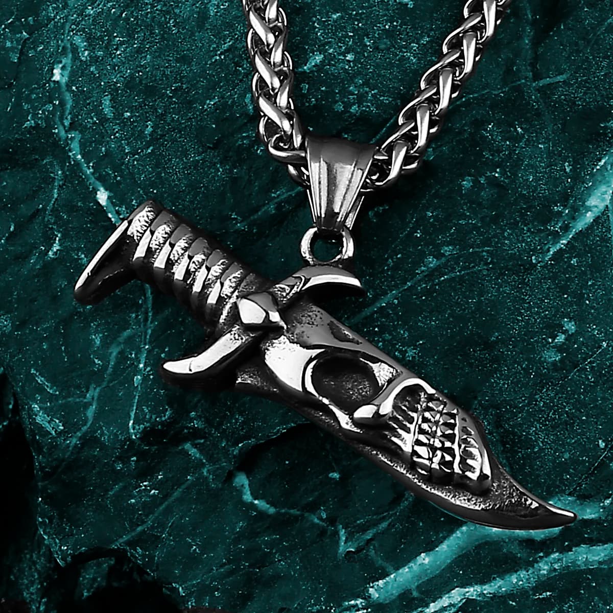 Retro Personality Mini Dagger Skull Knife Pendant Men's Fashion Titanium Steel Stainless Steel Pendant Gift Jewelry Wholesale