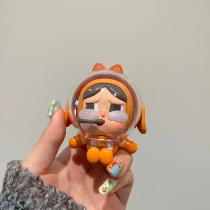 Genuino Popmart Crybaby Space Cat Orange Figure Bambola carina Giocattolo alla moda Ornamento da tavolo Regalo di compleanno Kit garage modello Kawaii