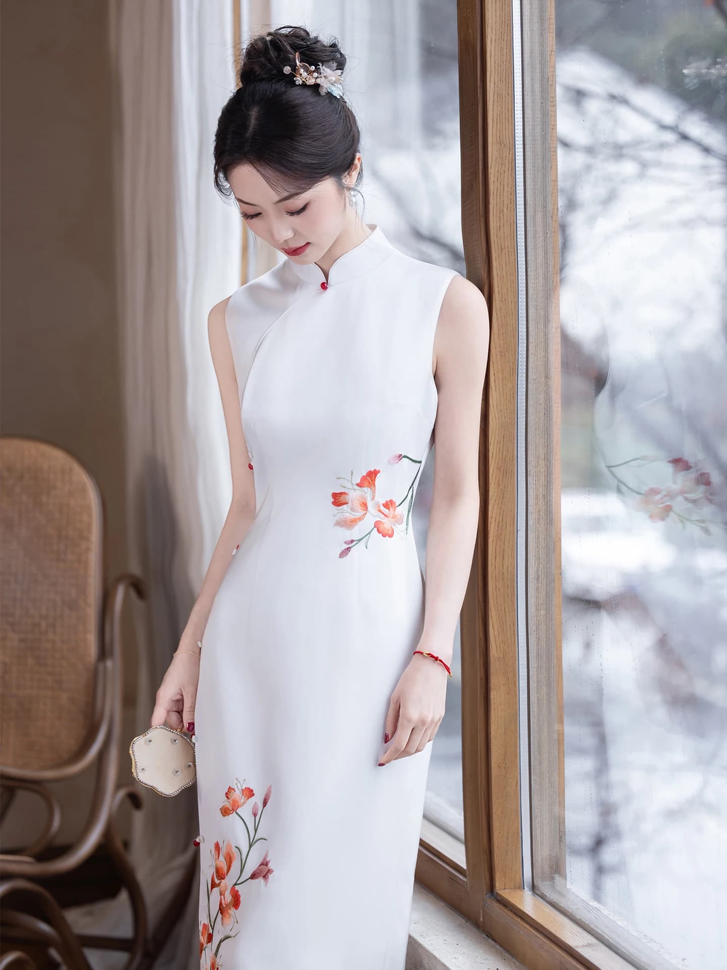 Elegante Abito da Sposa Bianco Stile Cinese Moderno Vestito da Mattina per Matrimonio Uso Quotidiano Traspirante Manica Lunga Floreale Ricamato