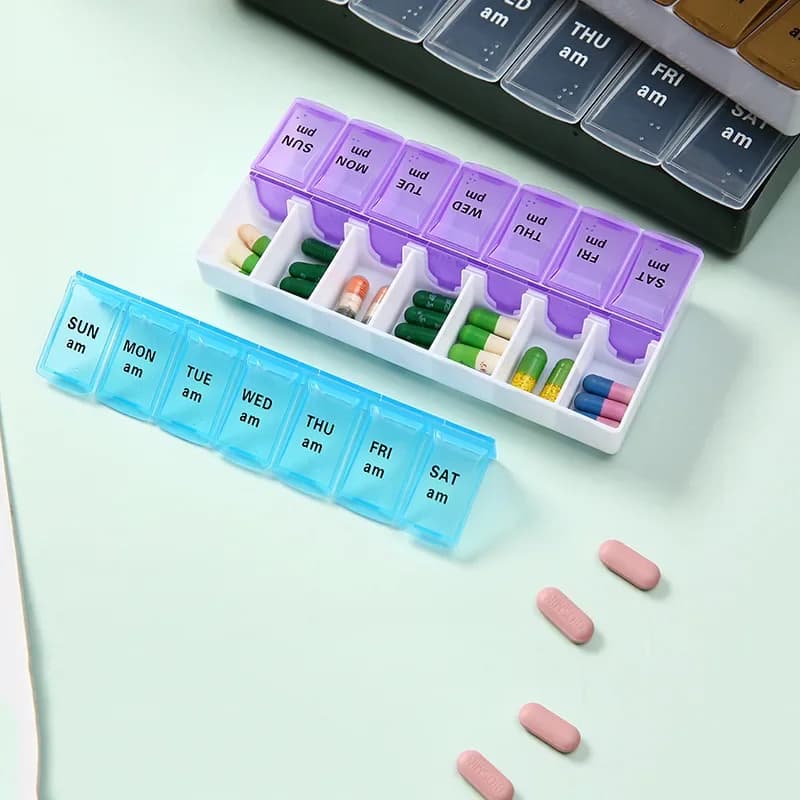 Custodia per pillole Scatola per medicinali settimanale da 7 giorni Scatola per medicinali a doppia fila 14 griglie Dispenser per tablet Organizzatore Contenitore per kit di pronto soccorso con coperchio aperto