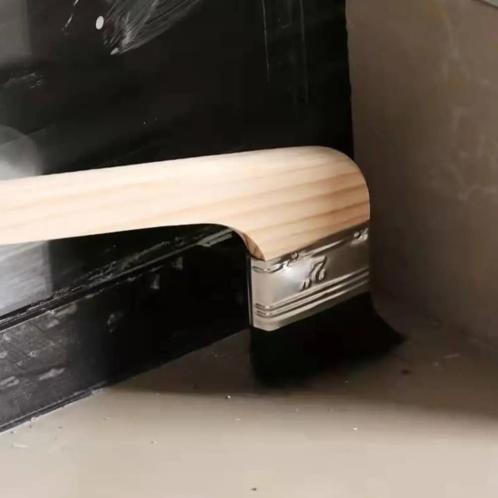 Universal Brush with Long Handle in Wall Painting Wood and Cleaning