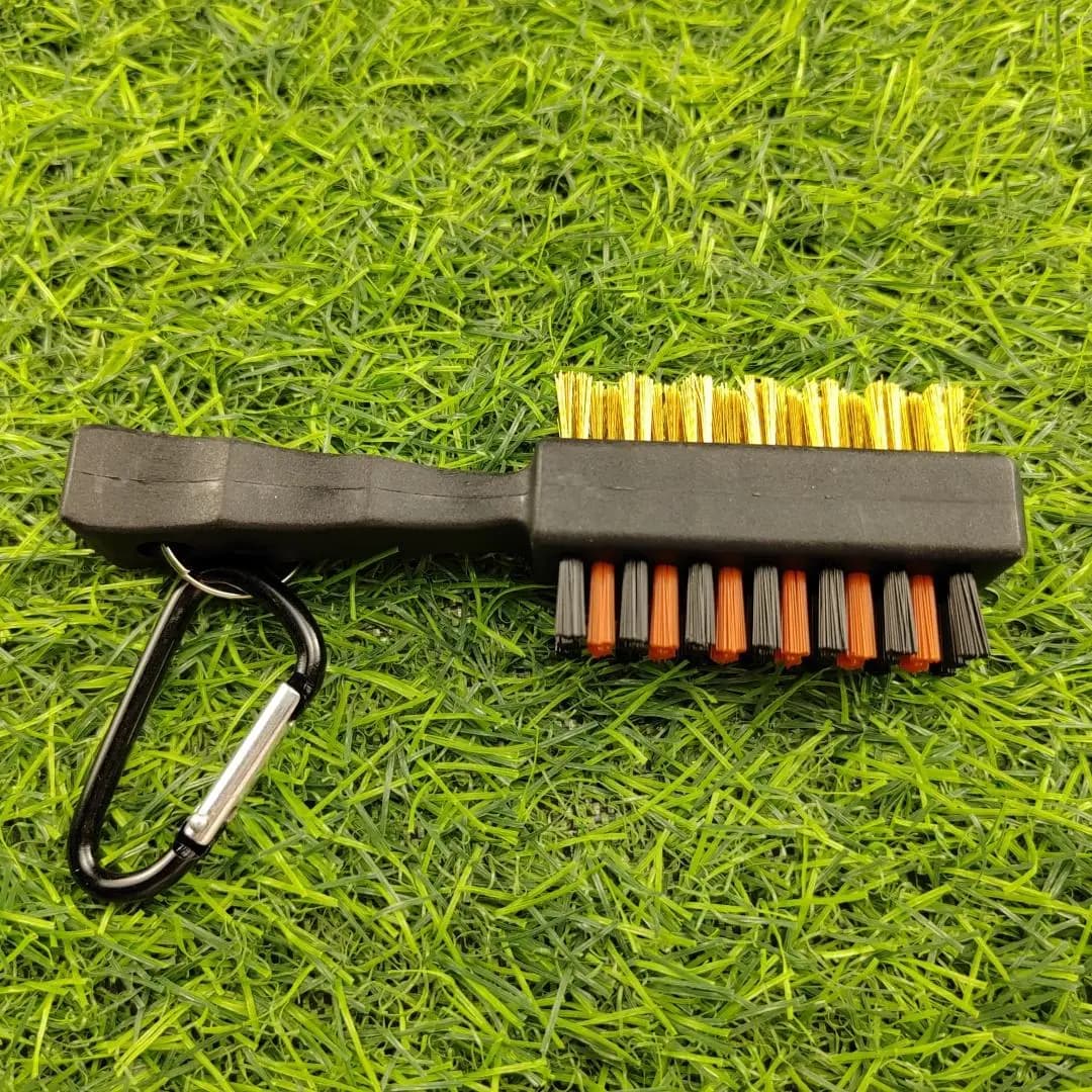 Spazzola portatile per la pulizia delle mazze da golf, a doppia faccia, in metallo leggero con setole in nylon per la pulizia di scarpe da golf e tacchetti.