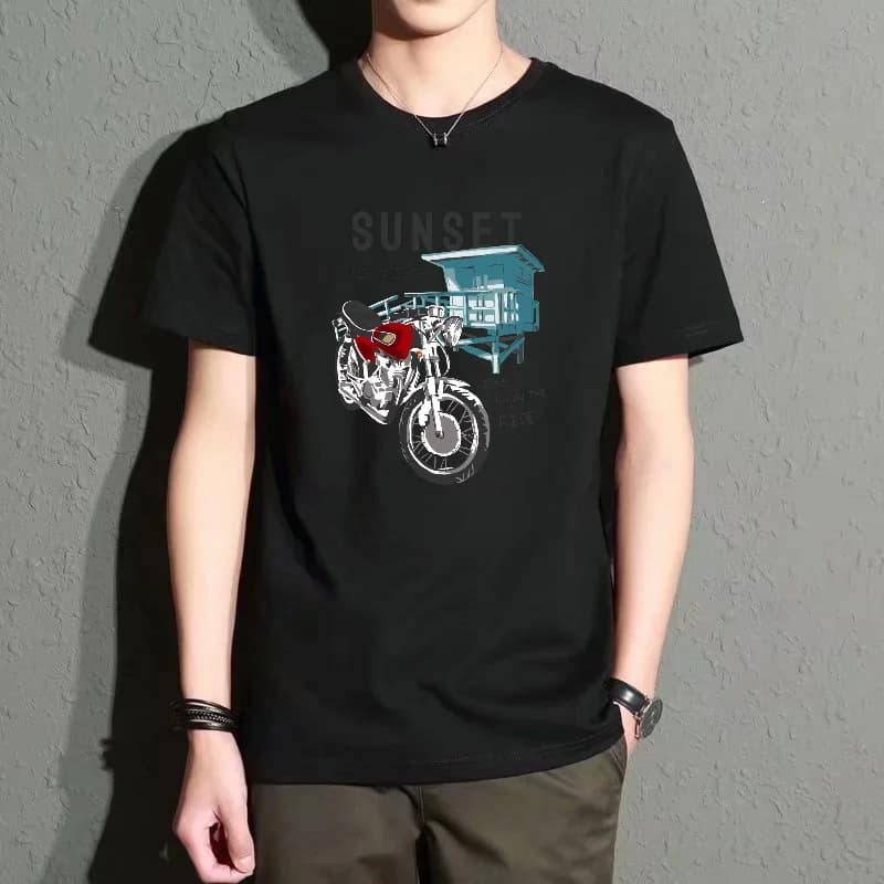 T-shirt da uomo nera a girocollo a maniche corte con stampa di moto e torre dei bagnini, top casual in stile street, comoda, traspirante e versatile per l'uso quotidiano