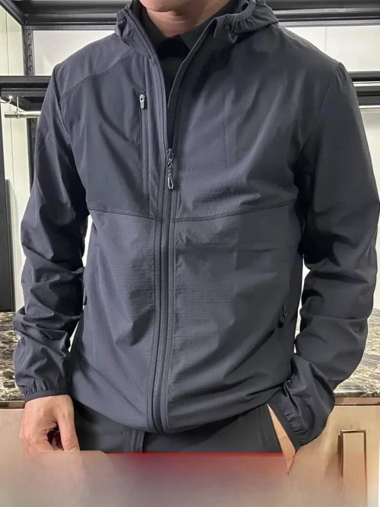 Giacca con Cappuccio Leggera e Traspirante da Uomo per il Pendolarismo Primaverile, Serie Outdoor, Taglio 3D, Tessuto Speciale in Poliestere Ammoniacale F...