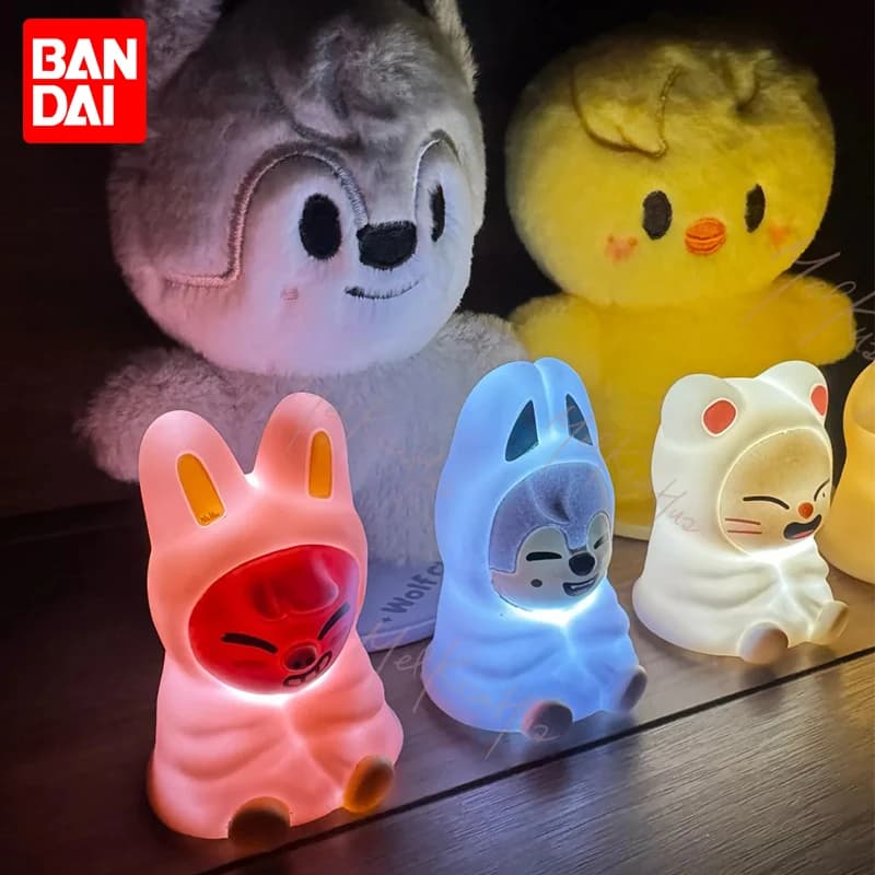 Disponibile - Lampada da Tavolo LED Bandai Gashapon: Personaggio Anime Mini da Collezione, Luce Notturna, Regalo per Fan e Collezionisti