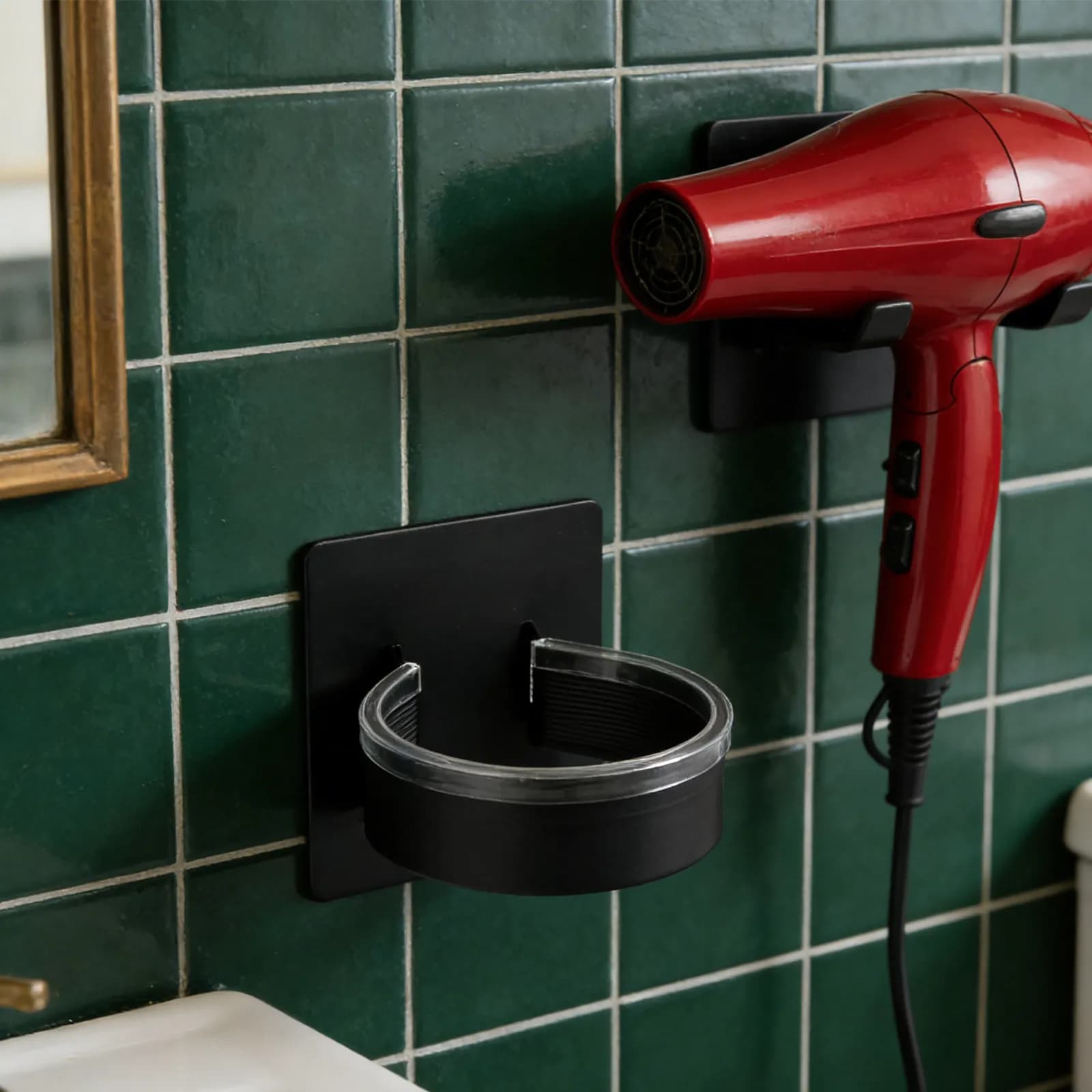 Supporto da Parete per Asciugacapelli in Metallo, Organizzatore Nero con Piccola Mensola Portaoggetti, Porta Utensili per Acconciature da Bagno