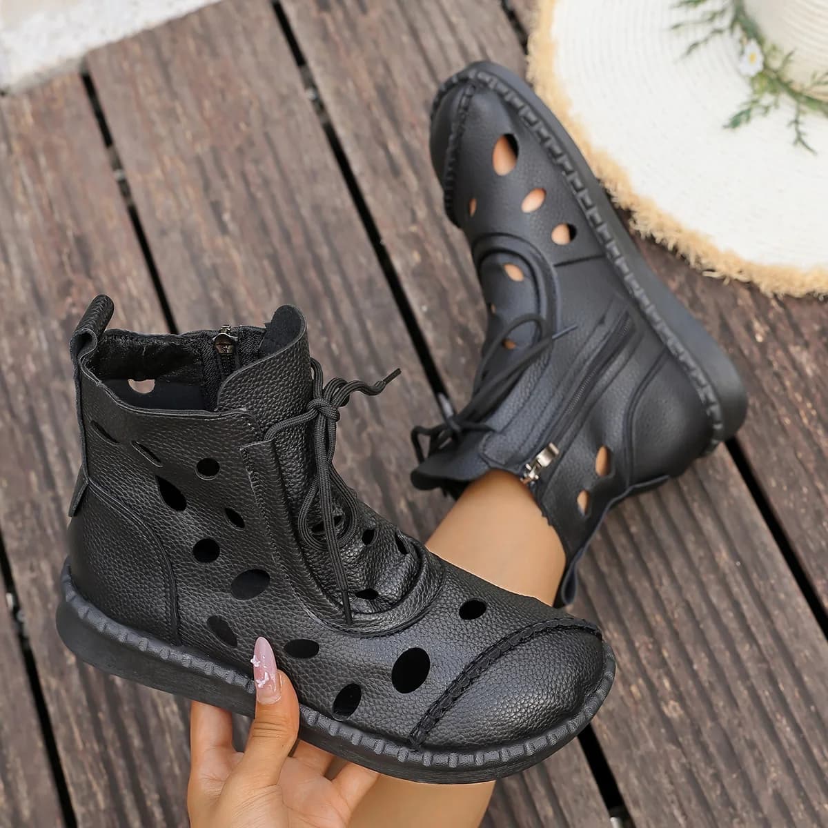 Stivaletti scavati vintage traspiranti Stivali da donna con tacco basso Suola morbida Scarpe da mamma resistenti all'usura antiscivolo con lacci sul davanti