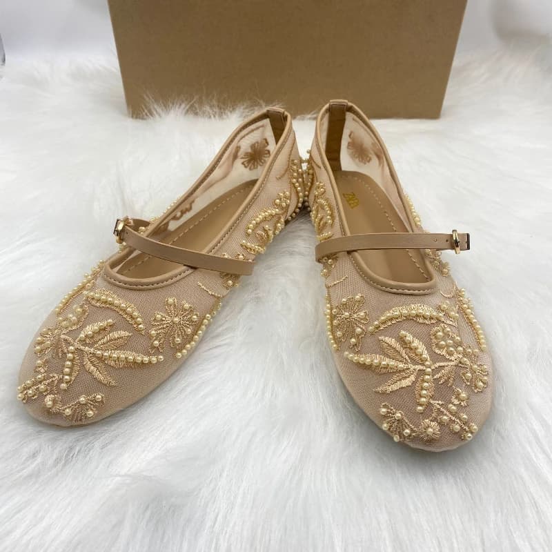 New women's shoes with flat sole: embroidered low dancers with laces and mesh details