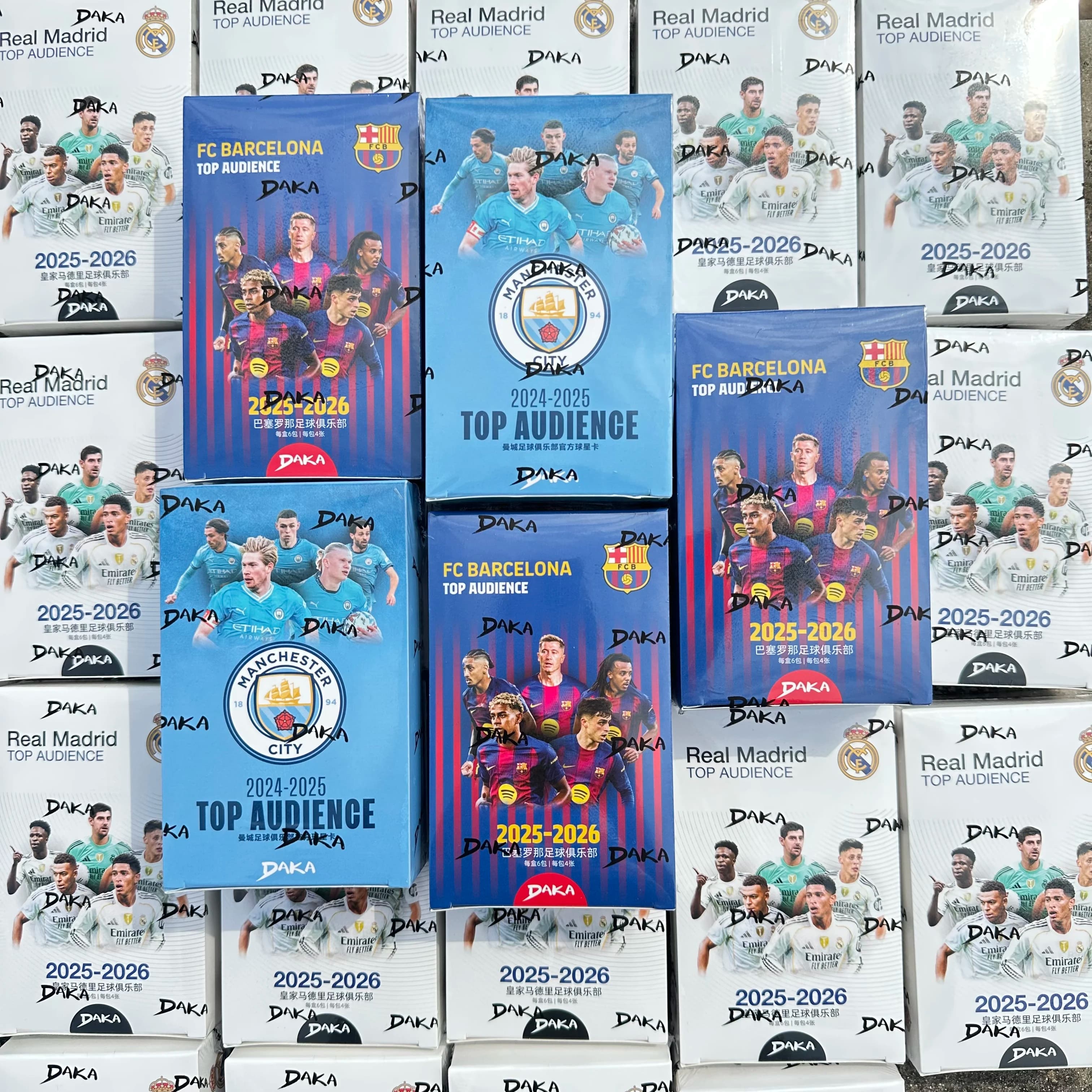 Autentica Collezione di Carte da Calcio DAKA Serie Top Audience 2025-26, Carte con Valutazione e Firma, Confezione Ufficiale Regalo