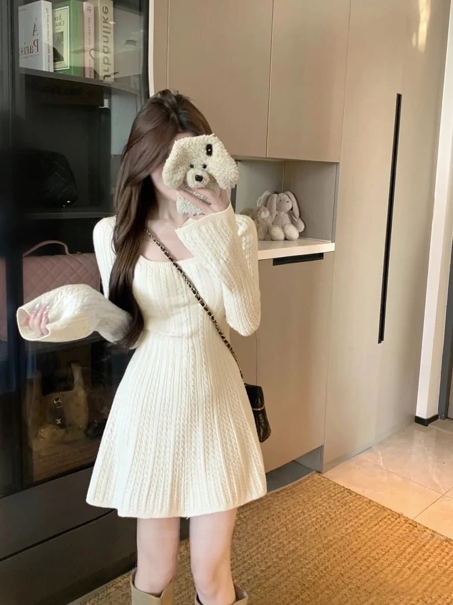 Abito da donna primaverile in maglia a maniche lunghe con scollo a U, gonna a trapezio con cintura in vita, colore beige morbido, stile casual da pendolare, tinta unita