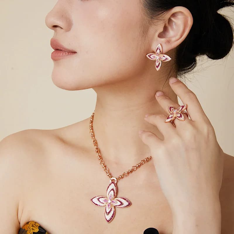 Set di Gioielli da Donna Stile Collezione Designer con Zirconi Cubici Rosa, Collana con Pendente a Fiore Romboidale, Orecchini e Anello
