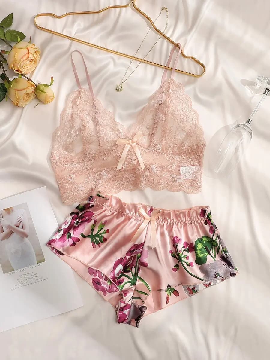 Set di bralette in pizzo floreale rosa e pantaloncini in raso con dettaglio fiocco