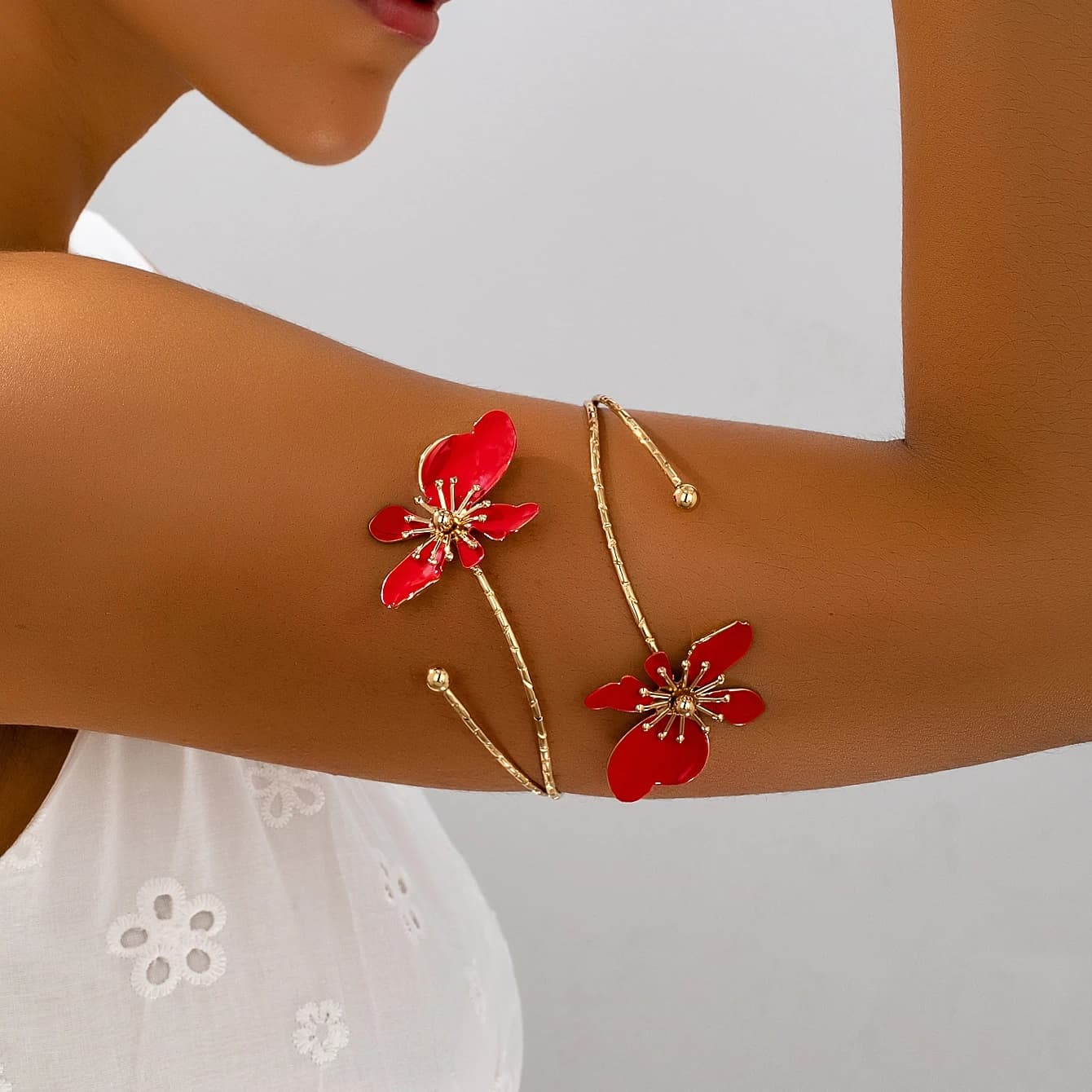 Bracciale da donna con fiori tridimensionali rossi, stile dolce e romantico per le vacanze, adatto per l'uso quotidiano e per le vacanze.